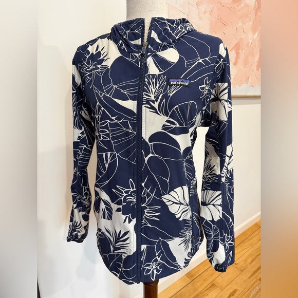 Patagonia Jackets & Blazers - Patagonia Women's Blue and White Leaf Print Jacket
